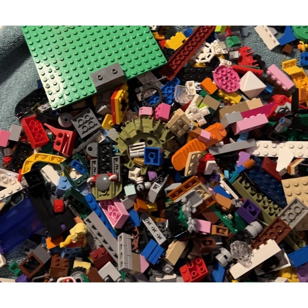 6 lb 11 oz LEGO Bulk Lot Minifigures Baseplates Parts Pieces Mixed 107 oz